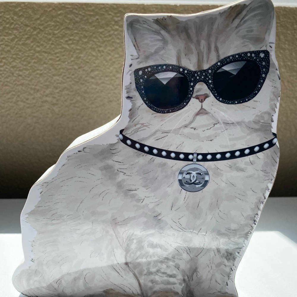 Stylish Cat Figurine with Sunglasses